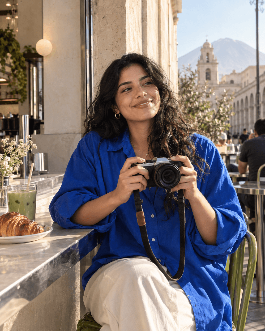 Una creadora con su cámara en una cafetería, imagen ilustrativa